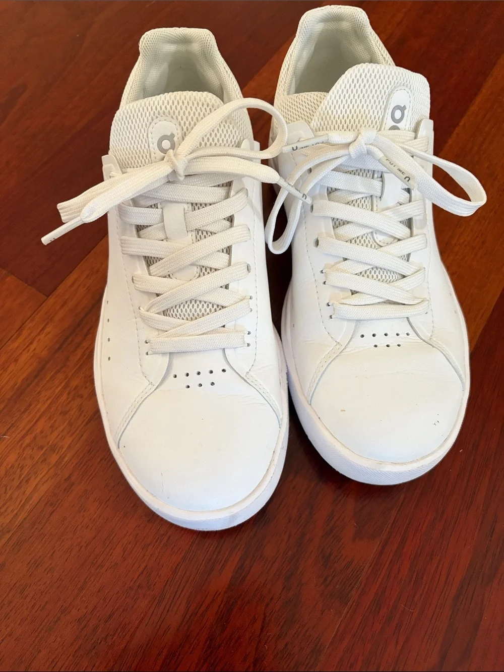 Roger federer On Running White Athletic Sneakers — Interior Logo Visible
